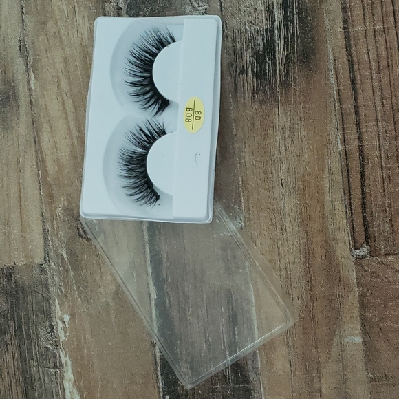 Lashes - Picture 2 of 3